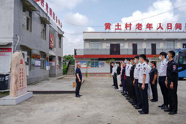 “助力鄉(xiāng)村振興，踐行艱苦奮斗” 將新員工黨性教育活動搬到對口幫扶村1.jpg