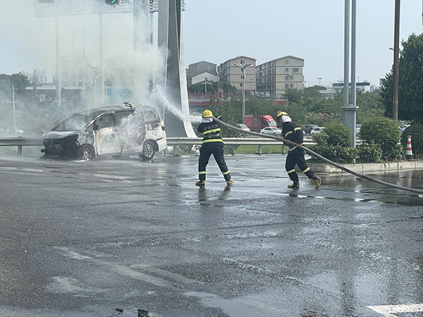 綿陽(yáng)機(jī)場(chǎng)消防隊(duì)迅速處置突發(fā)自燃車輛.jpeg